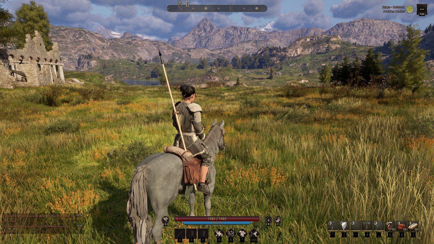 Personaje montado en un caballo gris, visto de espaldas, con una alforja en la silla, en un prado en flor con montañas al fondo