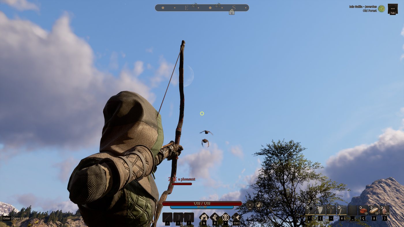 Personagem encapuzado mira o arco para o céu enquanto dois faisões voam